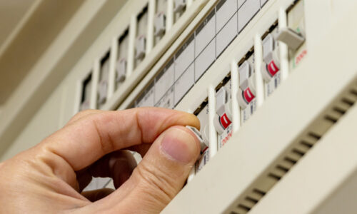 ブレーカーは火事の原因になる？電気火災を引き起こす要因と対策を解説