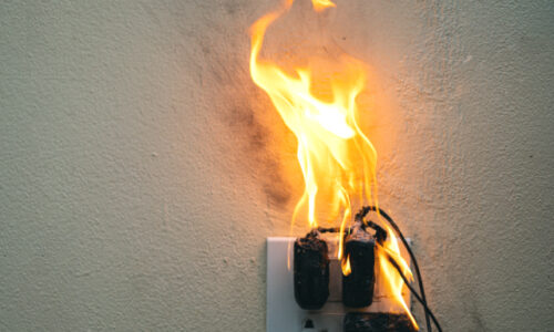 電気火災が起こる主な4つの原因|火災を未然に防ぐための対策も紹介